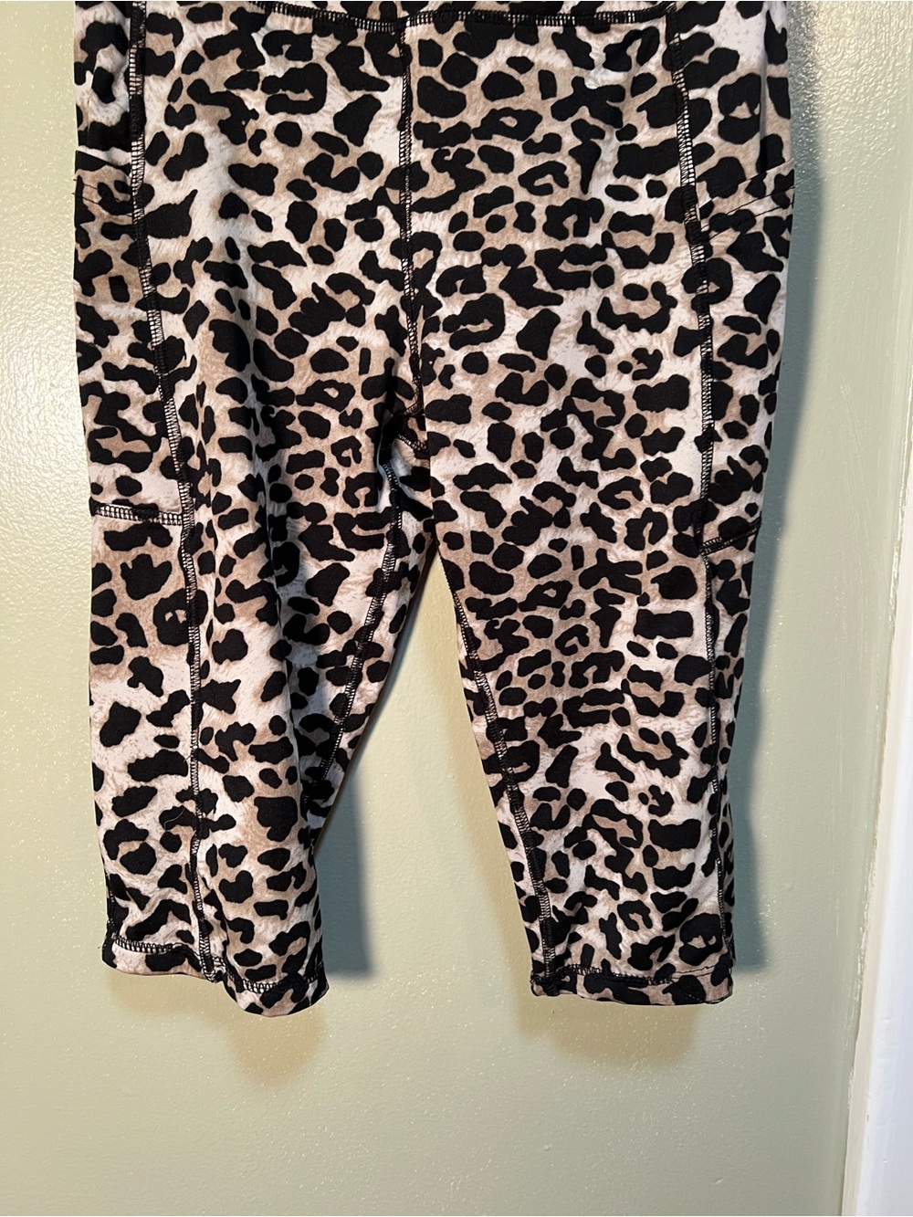 Dreamsicle Women’s Size Small Cropped Legging Animal Print Mid-Rise Side Pockets - Picture 3 of 8